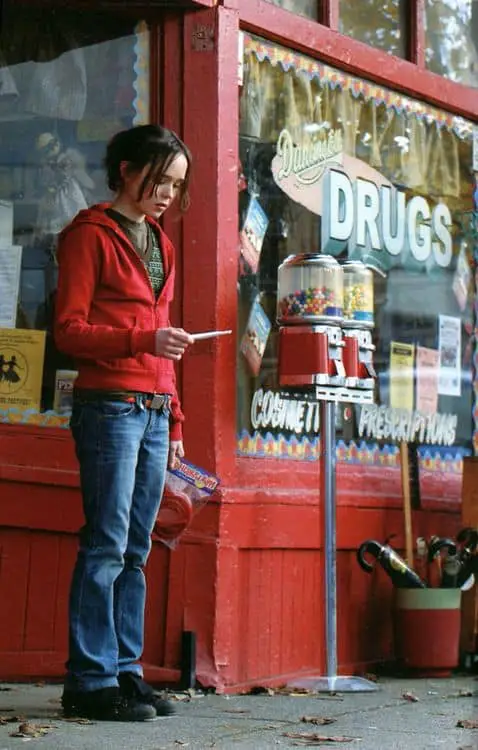 Juno looks here, in her red hoodie, a bit like a modern-day version of Little Red Riding Hood, a reference which was used in another movie — horror — that Ellen Page starred in.